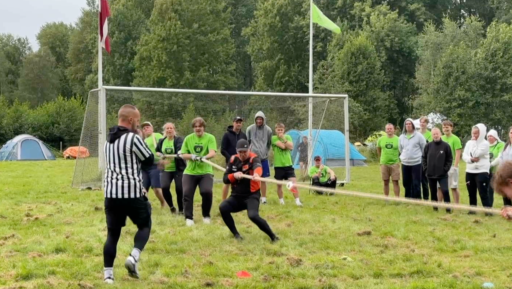 Komandu sporta spēles virves vilkšanā brīvdabas pasākumā
