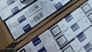 Kastēs sakrautas “Winston” cigarešu paciņas.