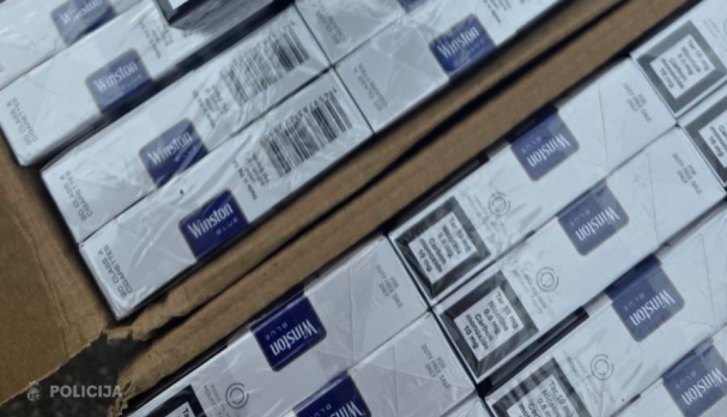 Kastēs sakrautas “Winston” cigarešu paciņas.