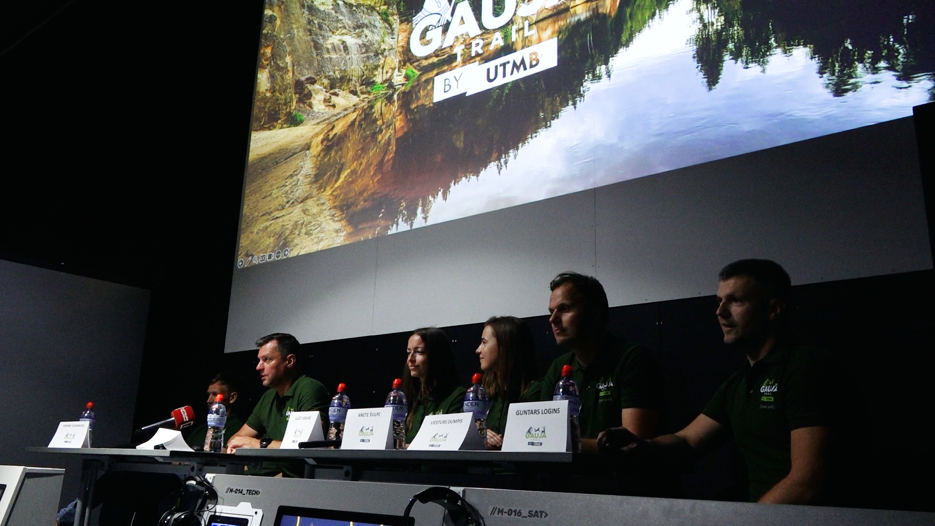 Preses konference par Gauja Trail skrējienu ar organizatoriem pie galda