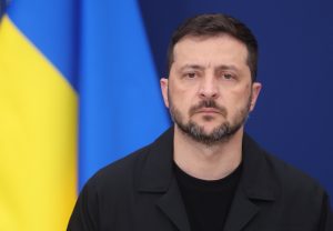 Ukrainas prezidents Volodimirs Zelenskis pie Ukrainas karoga