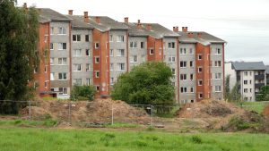Daudzdzīvokļu mājas un būvlaukums pie dzīvojamā kvartāla