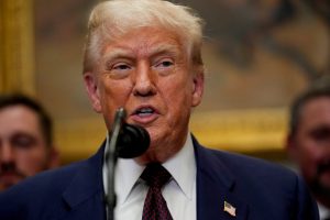 Donalds Tramps runas laikā pie mikrofonu statīva
