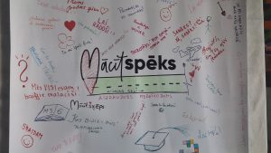 Plakāts ar uzrakstu “Mācītspēks” un iedvesmojošām frāzēm latviešu valodā