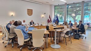 Dome sēde ar pašvaldības deputātiem pie galda