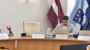 Domes deputāts Mārtiņš Kagainis domes sēdes laikā pie datora