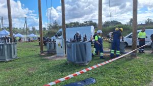 Elektromontieri trenējas transformatoru apkalpošanā lauka apstākļos