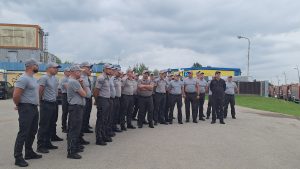 Ugunsdzēsēji sapulcējušies pirms mācībām vai operācijas