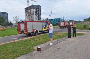 Sieviete ar Ukrainas karogu pavada ugunsdzēsēju brigādi