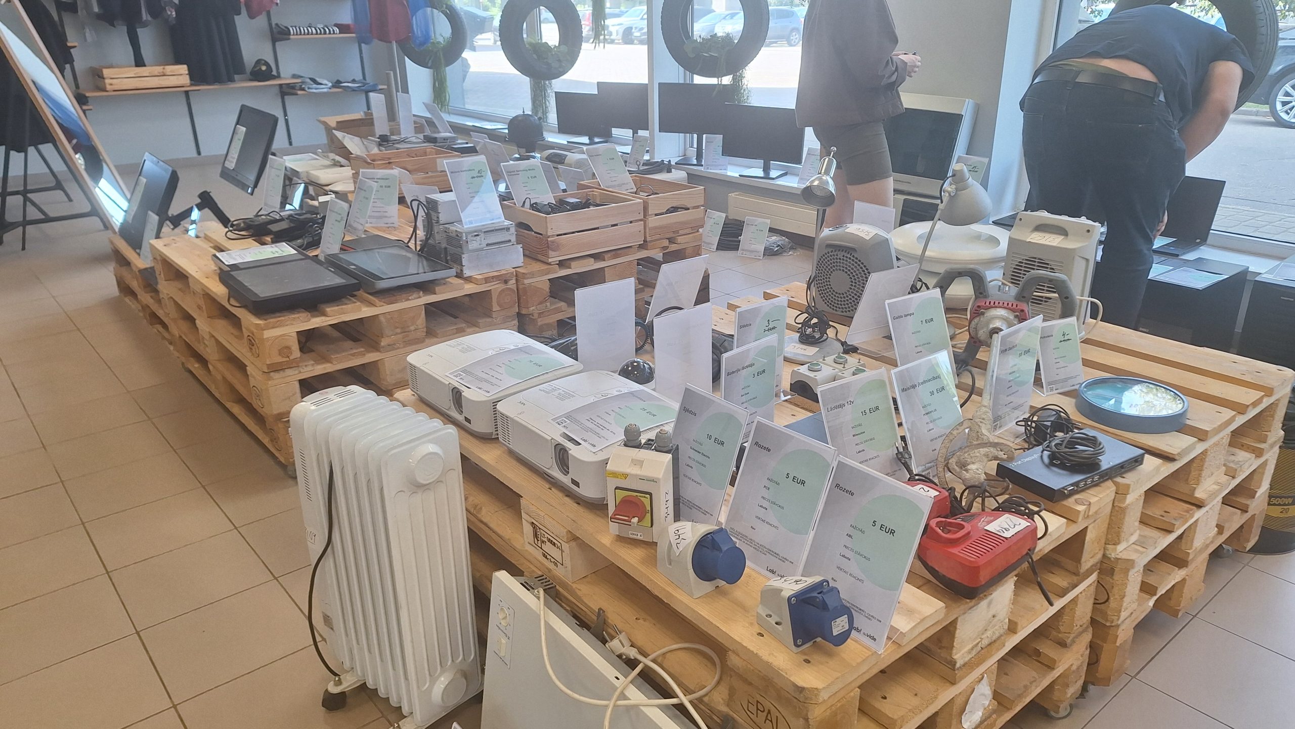 Atjaunota sadzīves un biroja tehnika pārdošanā veikalā “Lab!” Rīgā.