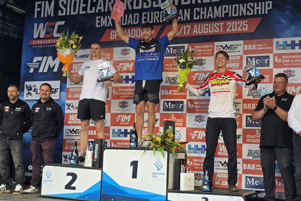 Uzvarētāji FIM Sidecarcross un EMX Quad European čempionāta pjedestāla apbalvošanas ceremonijā.