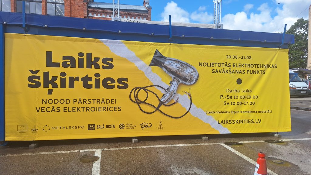Plakāts ar uzrakstu "Laiks šķirties!" un informāciju par nolietotās elektrotehnikas savākšanu.