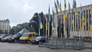 Vairāki Ukrainas karogi uz mastiem Rīgā, pie Kongresu nama, iepretim Krievijas vēstniecībai.