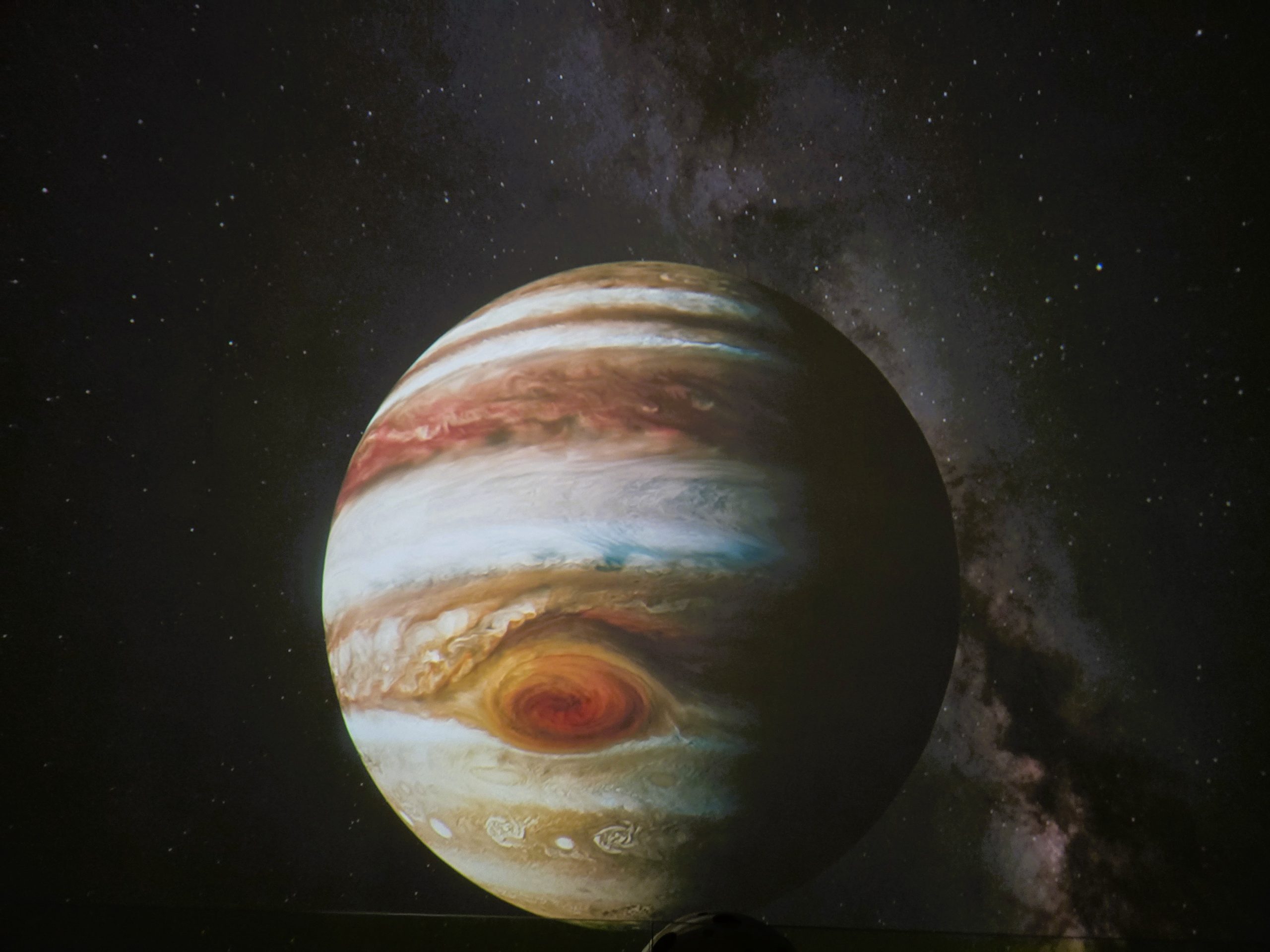 Jupitera attēls ar lielo sarkano plankumu AHHAA zinātnes centra planetārijā.