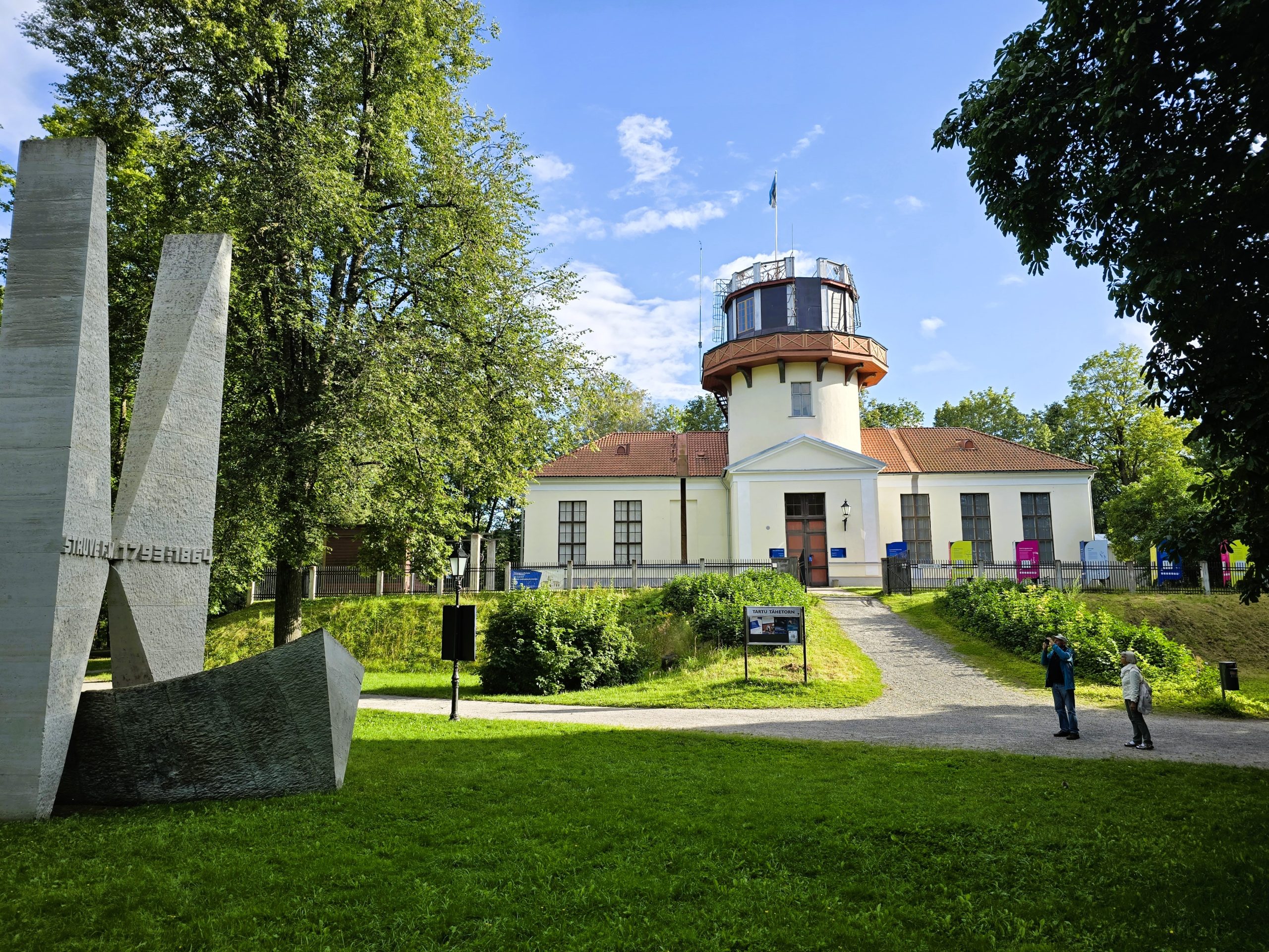 Tartu Observatorija un F. G. W. Strūves piemineklis.