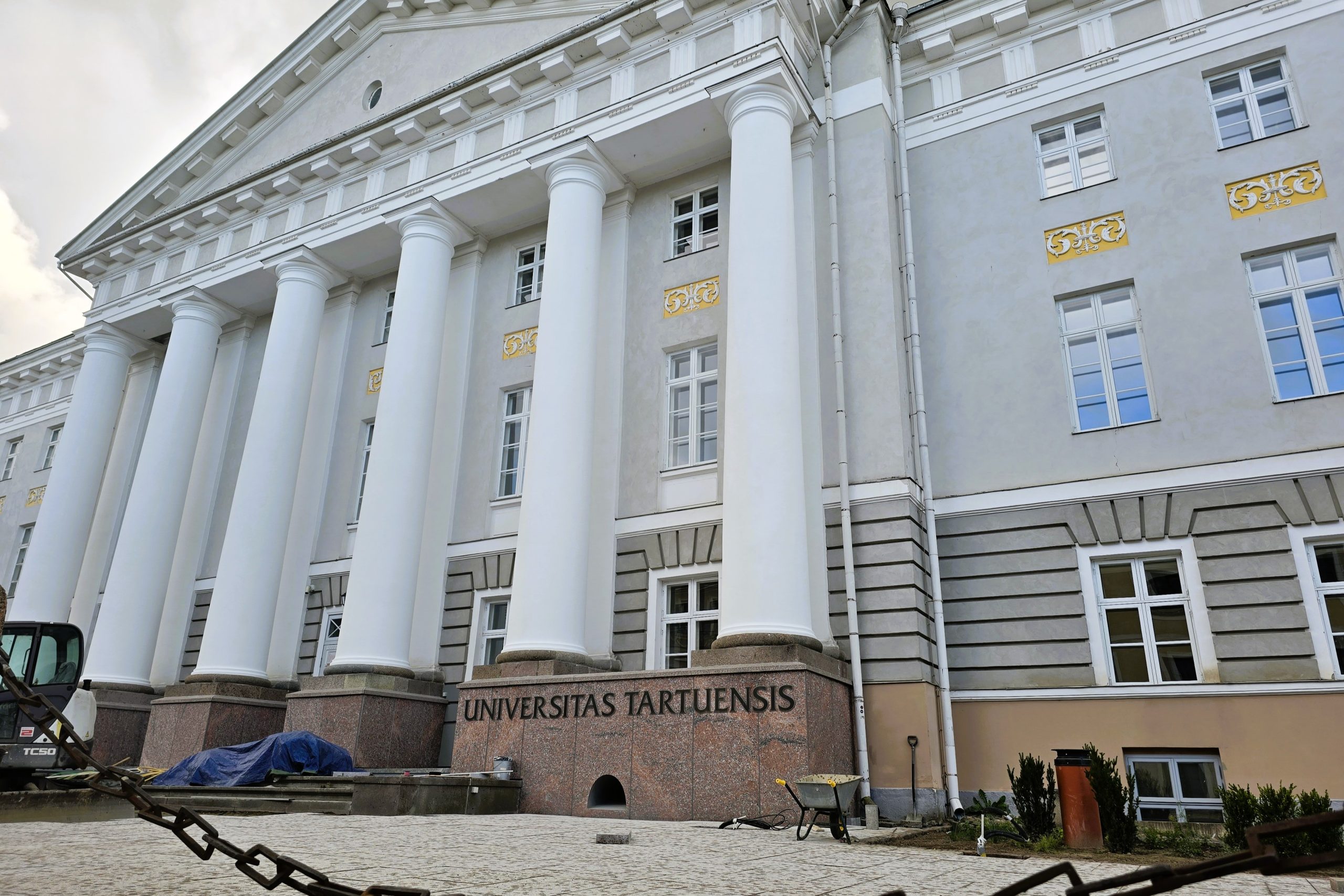 Tartu Universitātes galvenās ēkas fasāde ar kolonnām.