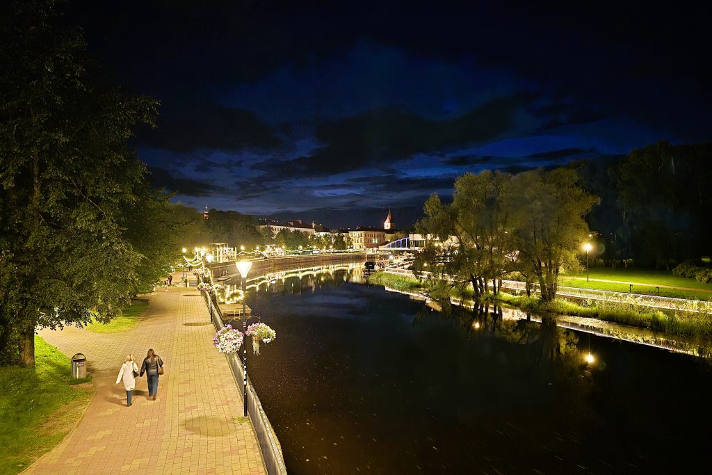 Emajegi upes krastmala Tartu naktī.