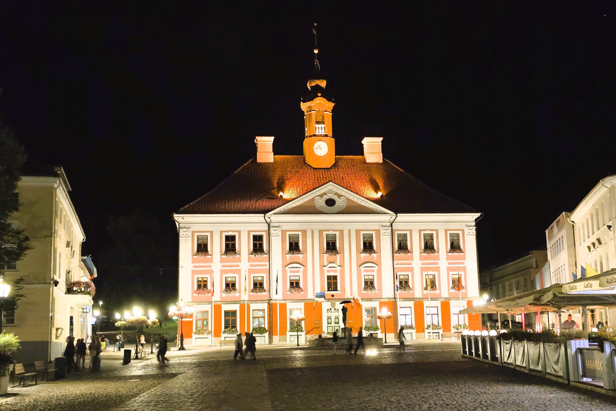 Tartu Rātslaukums naktī, izgaismots.