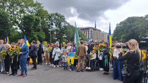 Cilvēku gājiens ar saulespuķēm un Ukrainas karogiem Rīgā