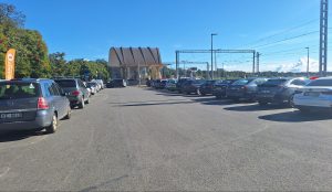 Dubultu dzelzceļa stacijas ēka ar stāvlaukumu Jūrmalā