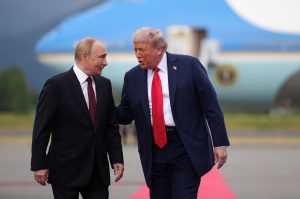 Vladimirs Putins un Donalds Tramps sarunājas pie lidmašīnas fonā