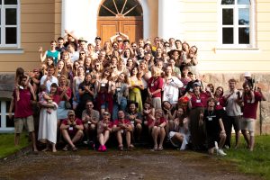 2x2 saieta dalībnieki Aglonā grupas foto pie ēkas