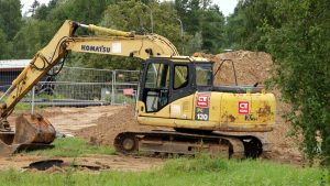 Ekskavators "Komatsu" būvlaukumā Smiltenē