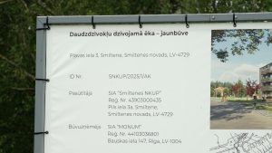 Informācijas stends par daudzdzīvokļu ēkas būvniecību Smiltenē