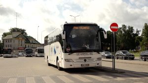 Autobuss ar maršrutu 7144 Valmiera autoostā ar FIBA EuroBasket 2025 uzrakstu
