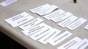 Latviešu valodas izteicienu kartītes ar skaidrojumiem, izliktas uz galda.