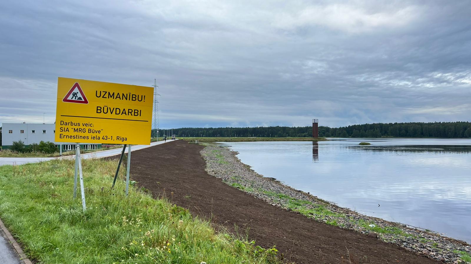 Dambja atjaunošanas darbu vieta Ogrē ar brīdinājuma zīmi 