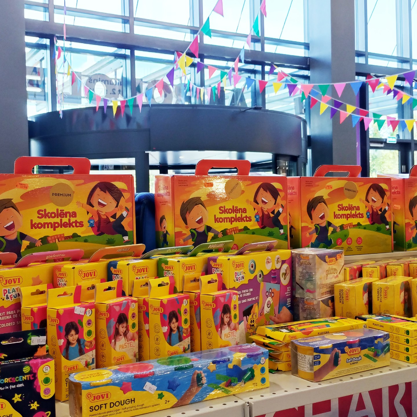 Skolēna komplekti un JOVI radošie materiāli Charlot veikalā