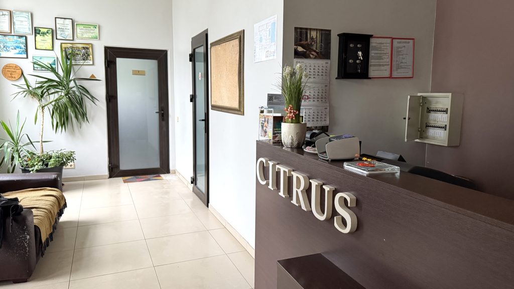 "Citrus SPA" reģistratūra ar uzrakstu "CITRUS" un pie sienas pieliktiem sertifikātiem un diplomiem.