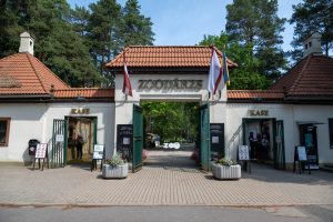 Rīgas Zoodārza galvenā ieeja ar karogiem