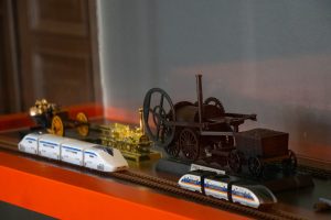 Vitrīnā izstādīti vilcienu modeļi dzelzceļa muzejā