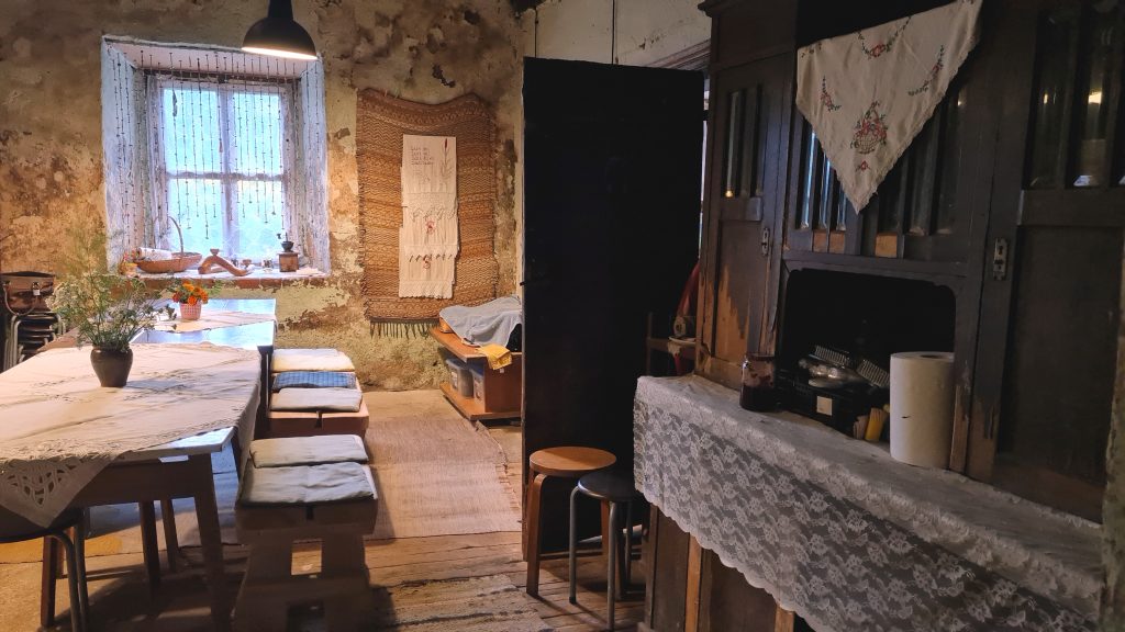 Gricgales kroga telpu interjers ar senām mēbelēm.