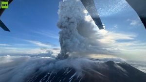 Vulkāna izvirdums ar pelnu mākoni, skatāms no helikoptera