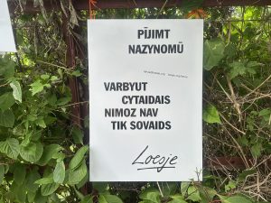 Loesje plakāts latgaliski par atšķirīgā pieņemšanu