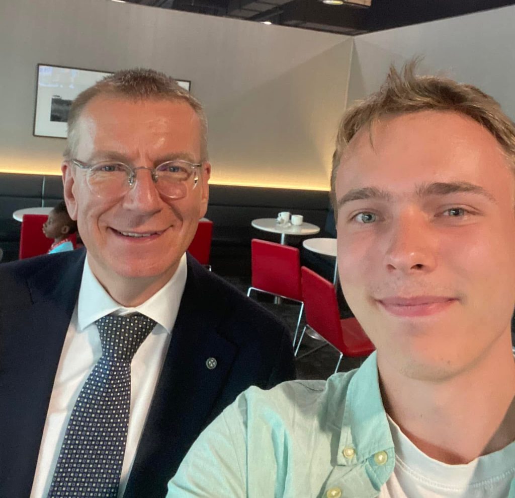 Kārlis Kuškevics uzņem "selfiju" ar Latvijas prezidentu Edgaru Rinkēviču