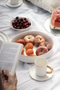 Katrīnas Keramikas porcelāna krūze ar zelta rokturi un augļu bļodas uz piknika segas