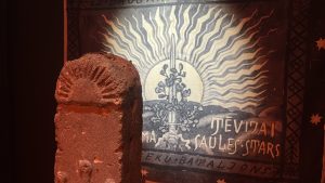 Betona stabs un vēsturiskā afiša “Tēvijai saules stars”