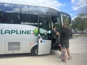Pasažieri iekāpj Lapline autobusā ar bezmaksas WiFi