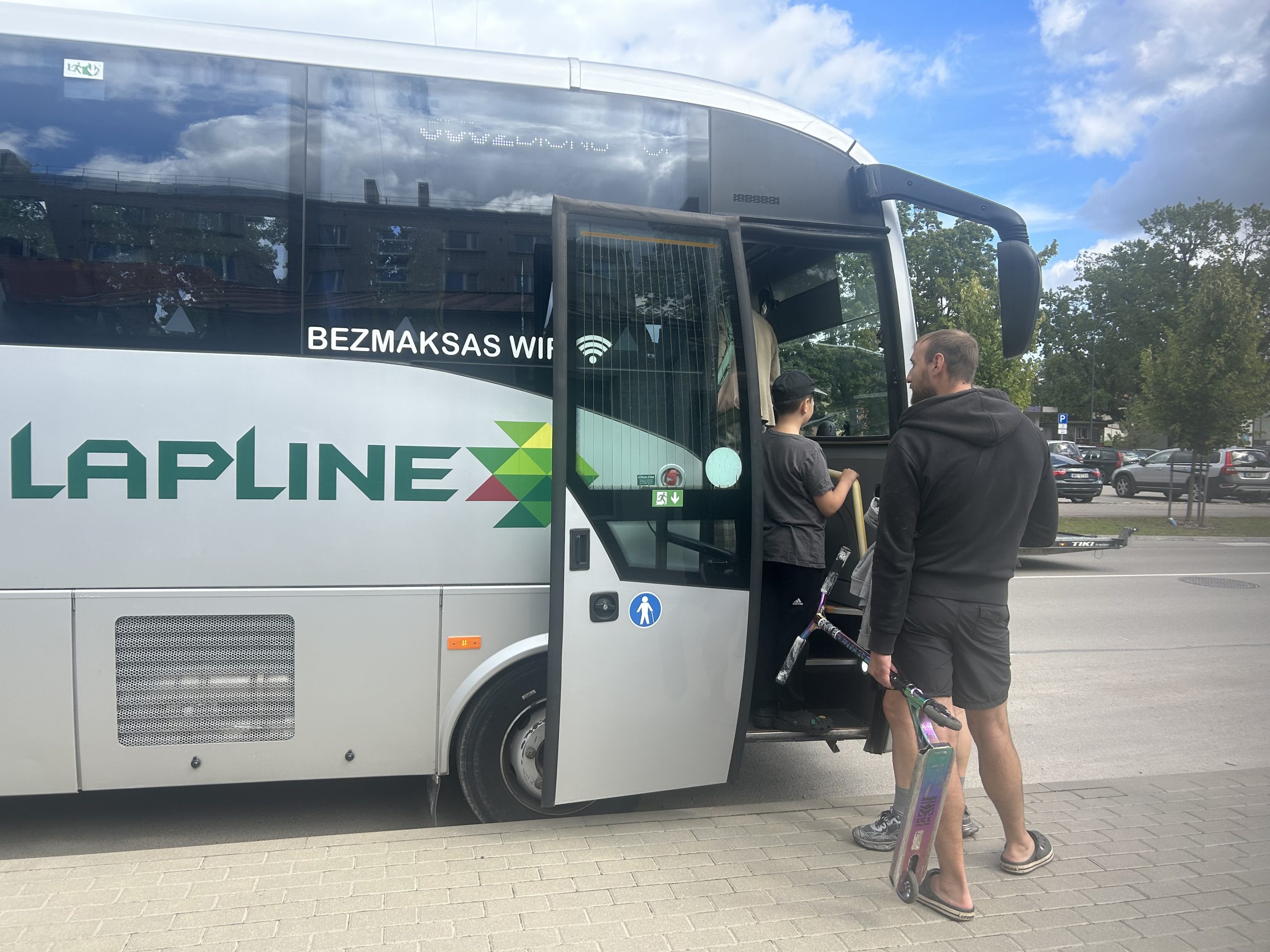 Pasažieri iekāpj Lapline autobusā ar bezmaksas WiFi