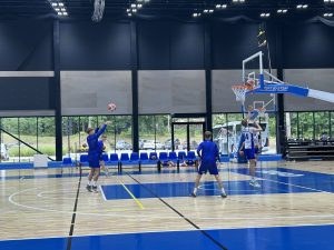 Jaunie basketbolisti treniņā met bumbu grozā