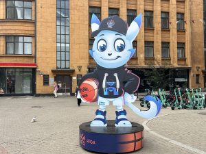 Basketbola čempionāta talismans Rīgas centrā