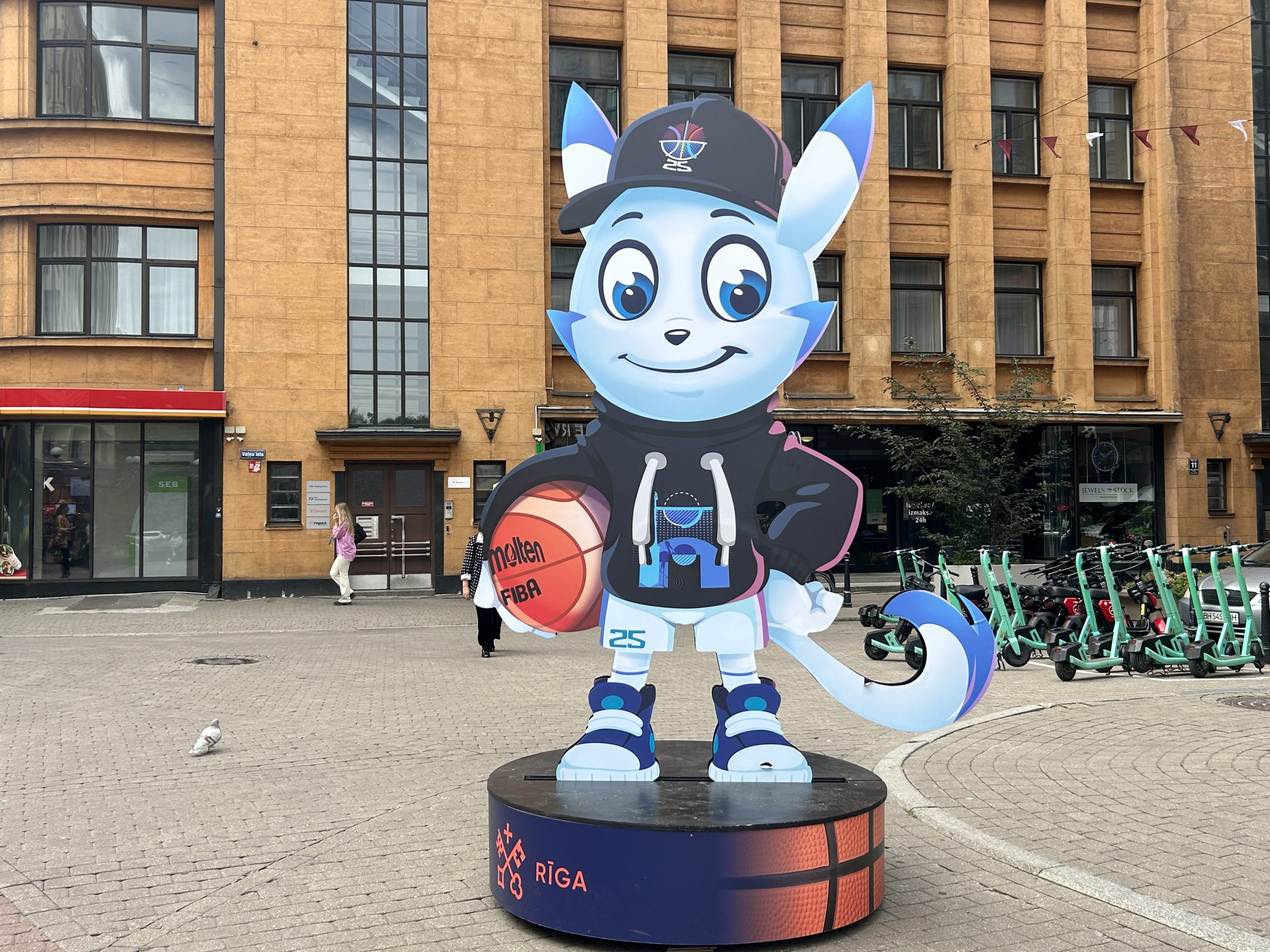 Basketbola čempionāta talismans Rīgas centrā