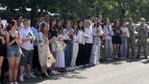 Jaunieši un karavīri atbalsta pasākumā Ukrainai