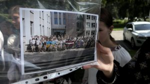 Jauniete tur fotogrāfiju ar lielu grupas portretu pie Ogres tehnikuma