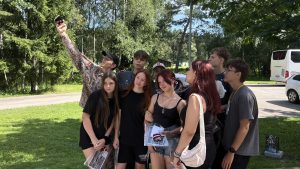 Jaunieši kopā ar karavīru taisa pašbildi brīvdabā