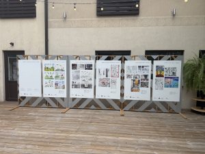 Izstādes "Mammu, es negribu karu!" stendi ar poļu un ukraiņu bērnu kara zīmējumiem Limbažu novada bibliotēkas terasē.